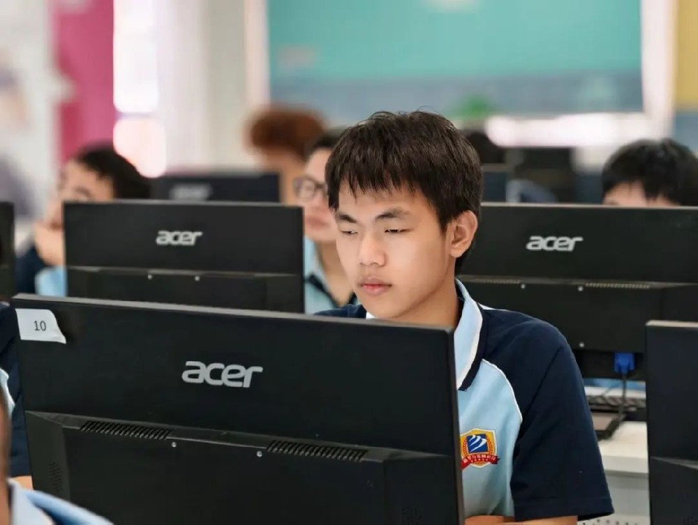 【新生故事】秦航：來到新華，我從“渾渾噩噩”到“目標清晰”