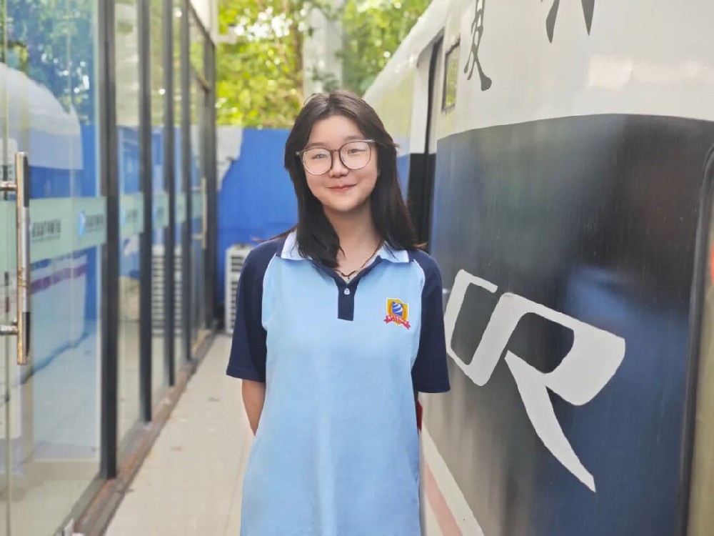 中考過線，卻毅然放棄普高，選擇職校這條不同的路。來自湖北恩施的郭欣怡，用自己的實際行動和飽滿的學習狀態，打破人們對職業教育的刻板印象。她說：“我不是來混日子的，我是來學本事的?！边x擇，比努力更重要“我的中考分數其實過了普高線”，郭欣怡坦誠地說道，“但我對傳統的文化課學習提不起興趣，與其在高中迷茫，不